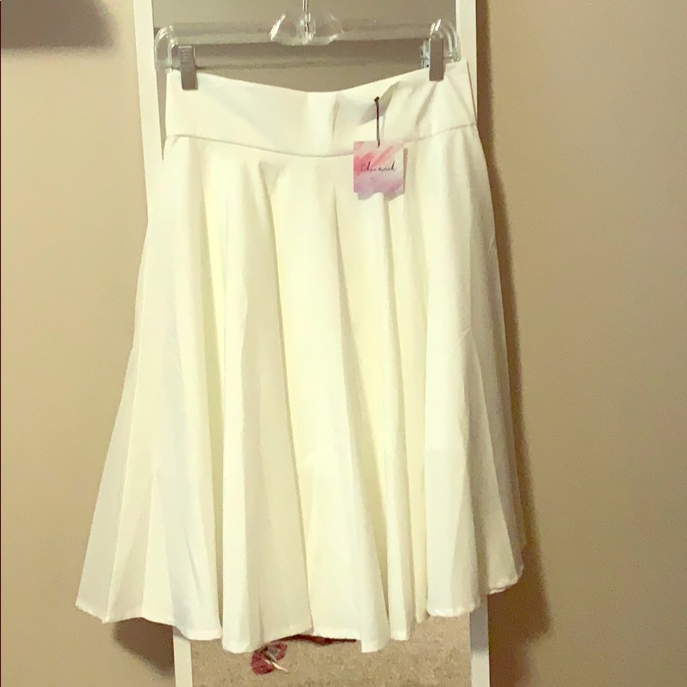 White pleated skirt, never work with tags